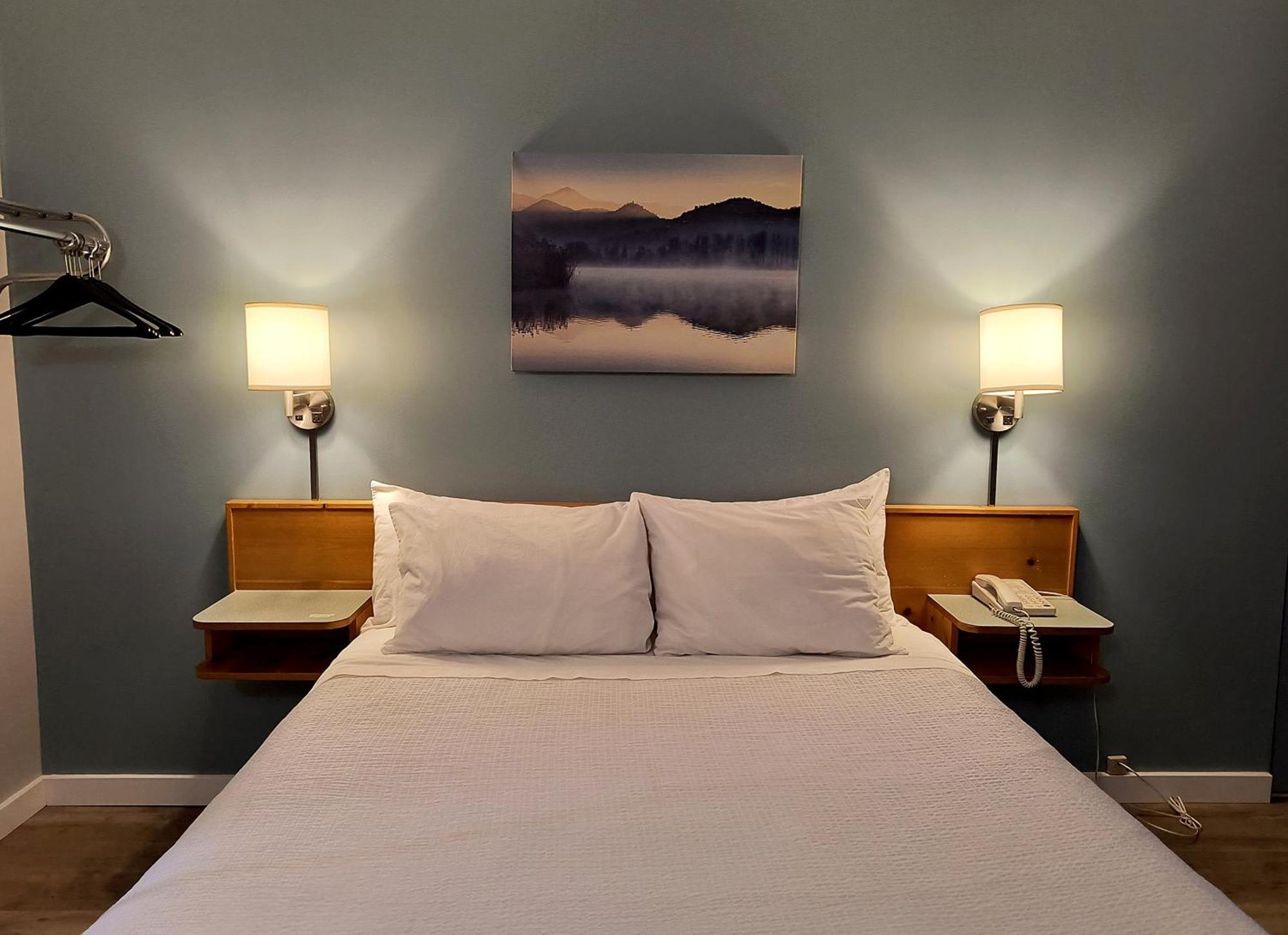 Fireweed Motel スミザーズ エクステリア 写真