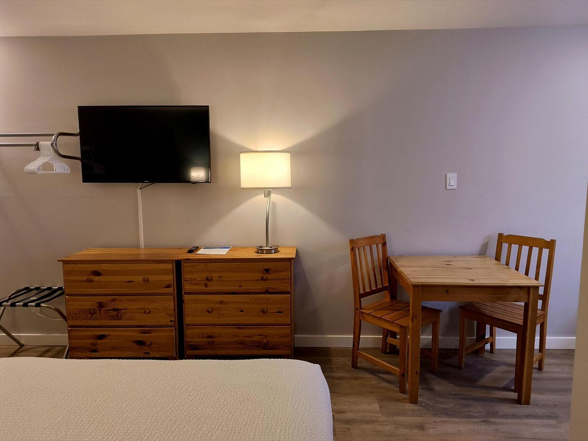 Fireweed Motel スミザーズ エクステリア 写真