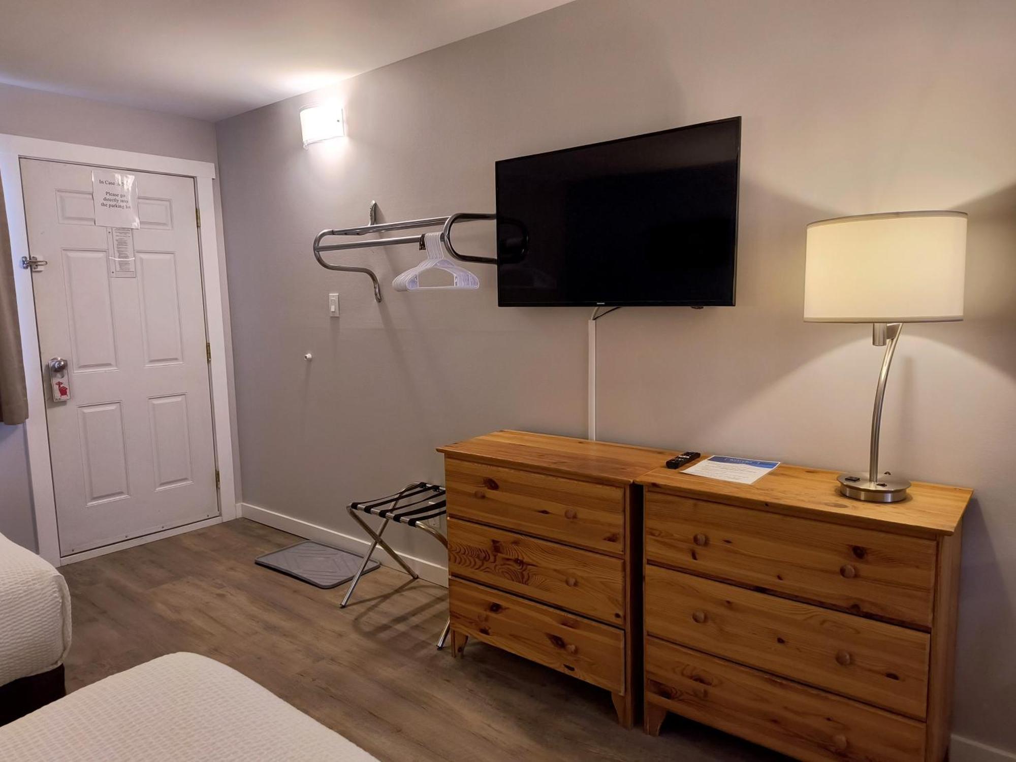 Fireweed Motel スミザーズ エクステリア 写真