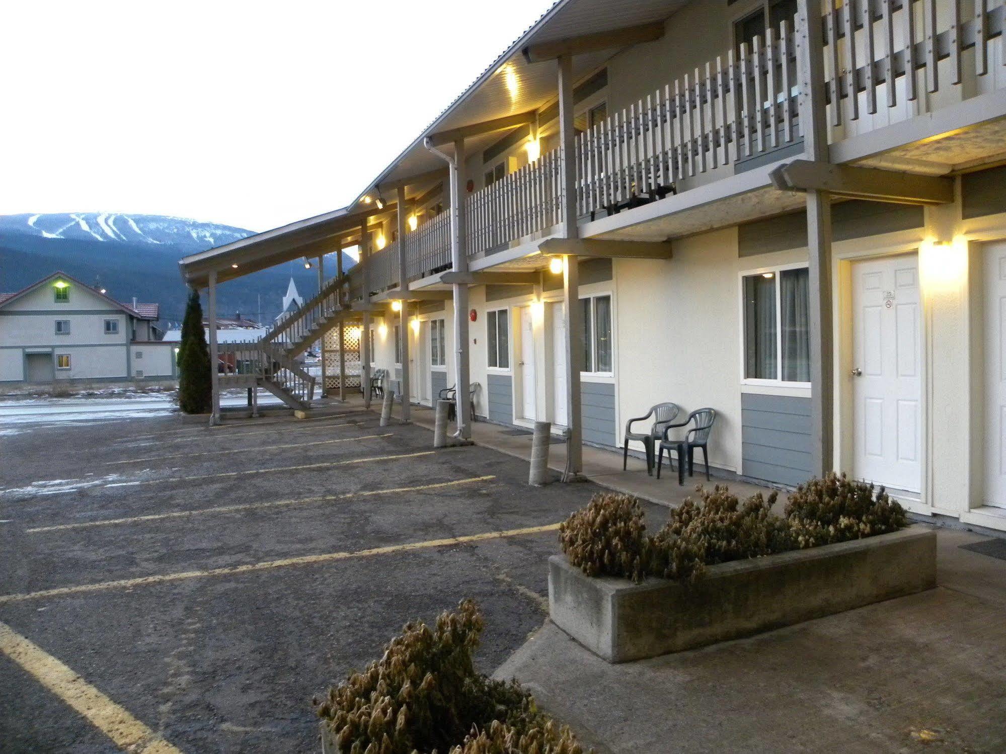 Fireweed Motel スミザーズ エクステリア 写真